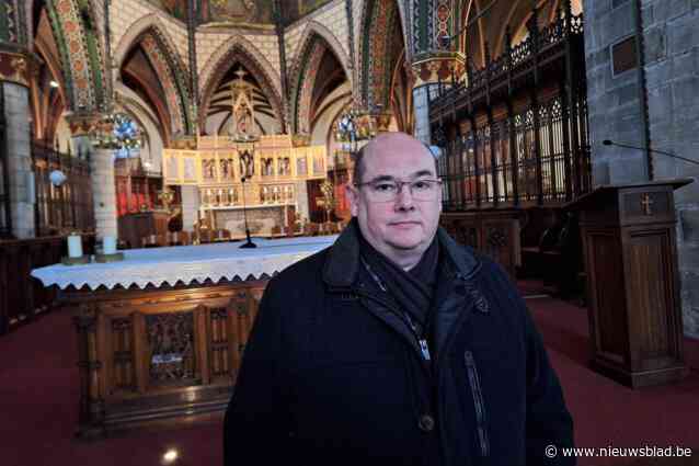 ‘Superpastoor’ Emmanuel heeft meer dan 50 (!) kerken onder zijn hoede: “Een boek lezen? Daar heb ik geen tijd voor”