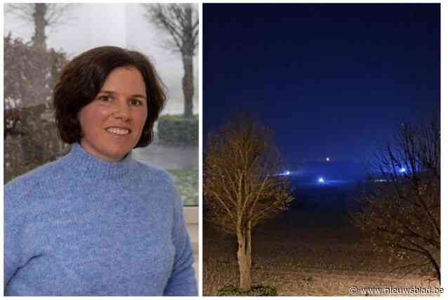 Buurtbewoner en politie redden onderkoelde dertiger uit beek: “Wij slapen met ons raam open en ik werd wakker van zacht hulpgeroep”