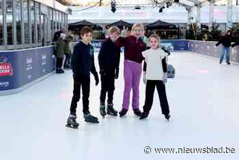 Jeugd test de kunstijspiste in het Winterdorp uit en ziet dat het goed is