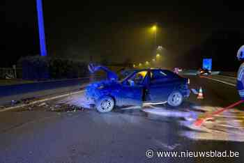 Bestuurder verliest met hoge snelheid controle over stuur op E313 en crasht tegen vangrail