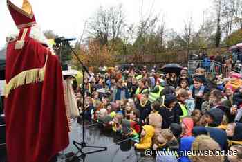 IN BEELD. Sinterklaas maakt druk bijgewoonde tussenstop in Hove