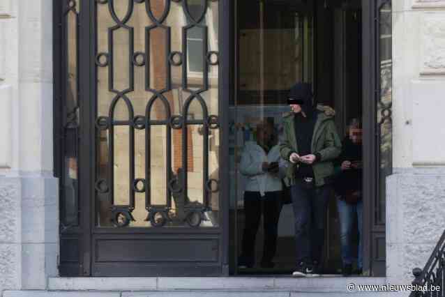 Twintiger hitste jeugdbende op en bracht zo minderjarige op randje van dood, maar moet niet naar de cel: “Gunstmaatregel door jonge leeftijd en strafblad”