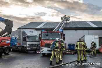 Brandweer heeft redelijk wat werk met isolatiebrand bij bedrijf