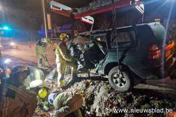 Auto belandt in gracht en smakt tegen betonnen duiker: bestuurster (32) zwaargewond