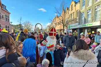 Sinterklaas begroet honderden kinderen bij aankomst aan station van Nijlen