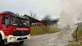 Stapler gerät auf Bauernhof bei Rott am Inn in Brand – Ölsperre im angrenzenden Katzbach