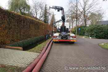 Civiele bescherming pompt water weg in De Lint