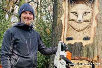 Houten vos verrijst uit dode stam in Gemeentepark van Merksem