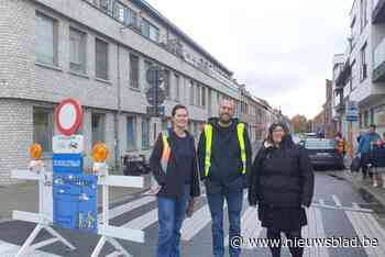 Wanhopige ouders trekken naar gemeenteraad om ‘totale chaos’ aan school aan te kaarten: “Moet er eerst een kind worden overreden?”