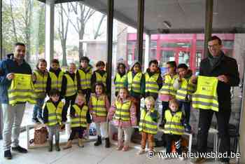 VeeloHeero en Oudercomité zetten kleuters van basisschool HIMO in het fluo