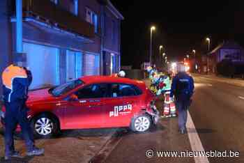 Bestuurder ramt geparkeerd voertuig en raakt daarbij gewond