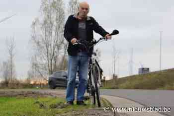 Uitwijkstroken en zachte bermen Wezepoelstraat veroorzaken net na werken al  problemen: “Vorige week al voertuig getakeld”