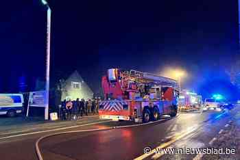 Woning onbewoonbaar na nachtelijke brand , politie stelt onderzoek in: “Er is heel veel rookschade doorheen het hele gebouw”