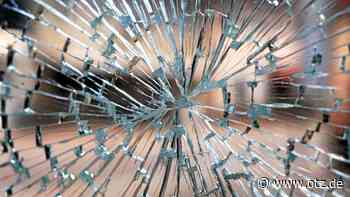 Polizeimeldungen: Männer demolieren Bahnhaltestelle in Jena