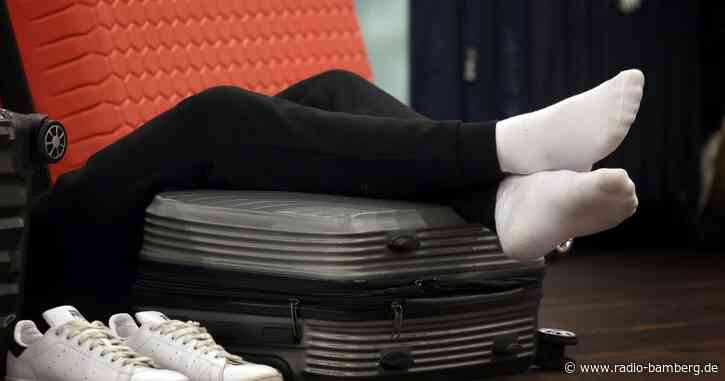 Gestrandete Passagiere stecken am Münchner Flughafen fest