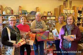 Zangeres Coely maakt reclame voor populairste cadeaubeurs van dorp