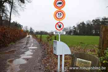 Betonnen straatnaambord Brakenstraat verwijderd