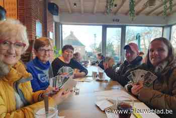 Plakboek met ‘Panini’-stickers van oude boerderijen en cafés is echte rage: “Mensen bellen zelfs bij elkaar aan om te ruilen”