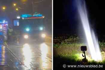 Brandweer urenlang in de weer: eerst modder op de weg, daarna waterfontein van zes meter hoog