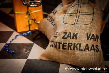 Sinterklaas brengt bezoek aan markt