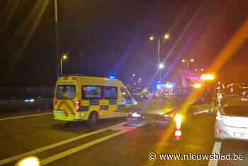 File aan Klaverblad Lummen door dubbel ongeval: brandweer haalt slachtoffer uit wagen