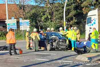 Vrouw zwaargewond na botsing met vrachtwagen op druk kruispunt