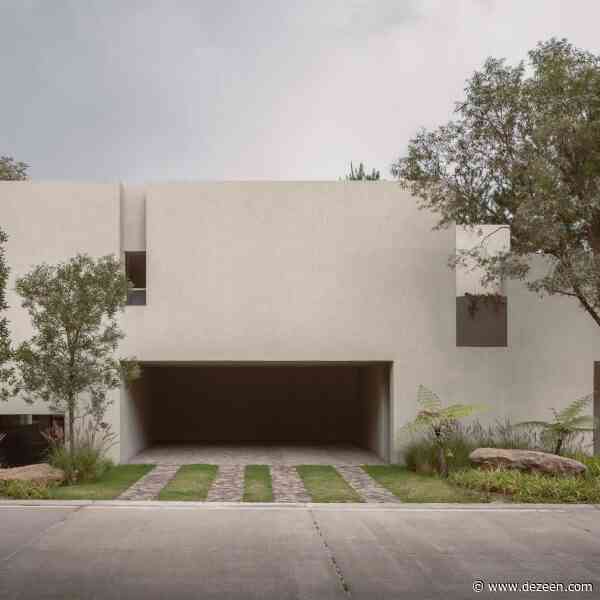 COA Arquitectura adds "earth-toned" home to Mexican forest