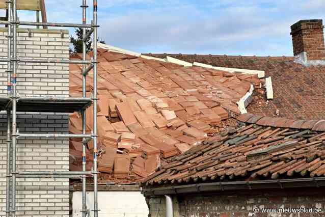Losstaande topgevel valt en vernielt dak van aanpalende woning: “Huis onbewoonbaar verklaard”