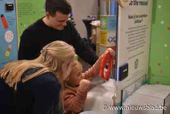 Kinderen en volwassenen gaan op ontdekkingstocht in Tabloo tijdens Dag van de Wetenschap