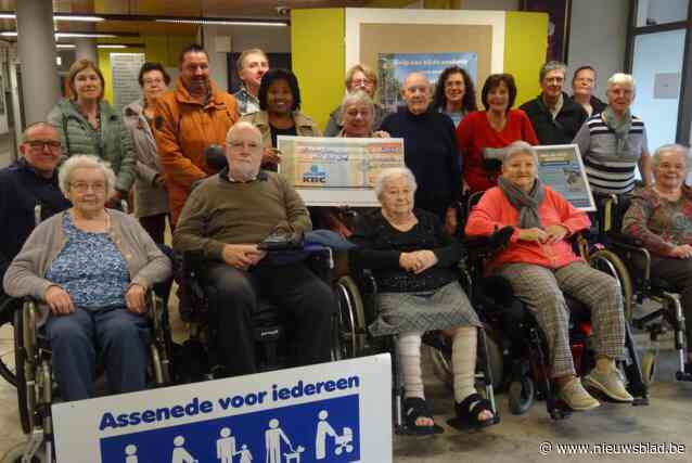 Assenede voor Iedereen geeft woonzorgcentrum vette cheque voor rolstoelfiets