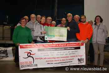 Gistelse Joggingclub schenkt cheque aan vzw De Stampaert