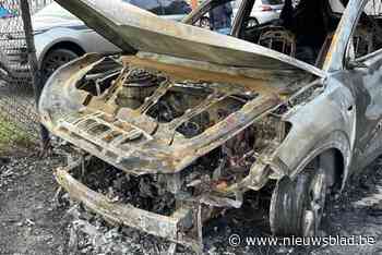 Man (54) opgepakt voor brandstichting nadat geparkeerde wagen in vlammen opgaat