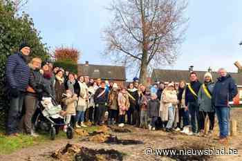 250 boompjes gaan de grond in tijdens geboorteplantdag: “Onze kinderen zijn de toekomst”