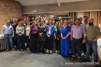 45-jarigen genieten van feest in De Notelaar