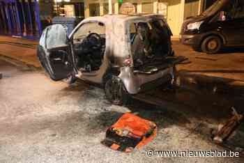 Auto pizzakoerier gaat in vlammen op, wagen van te hulp geschoten politie aangereden