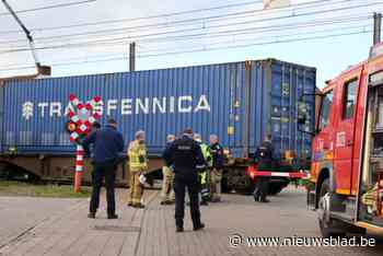 Vrouw komt om nadat ze bij gesloten overweg onder trein belandt, vriendin kan wegspringen en verkeert in shock
