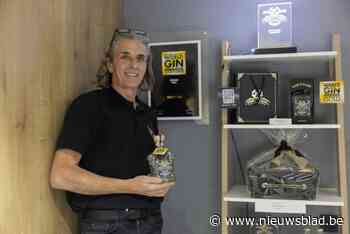 Wout (53) wint goud met eigen gin: “Dankzij een verborgen luik achter de kast waar ik het jeneverrecept van mijn betovergrootvader vond”