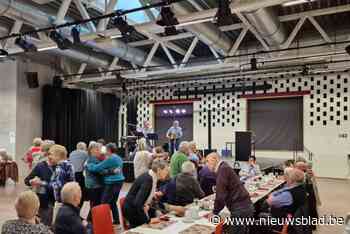 Senioren gooien de benen los op jaarlijks feest