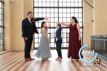 Debbie is op school samen met beste vriend van Kevin, tien jaar later kiest ze toch voor hem