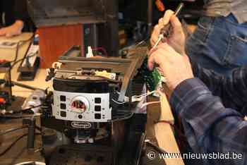 Vrijwillige herstellers paraat tijdens Repair Café bij dienstencentrum Het Lijsternest