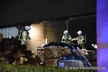 Palletten met brandhout vatten vuur