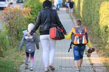 Fremde Männer sprechen Mädchen an