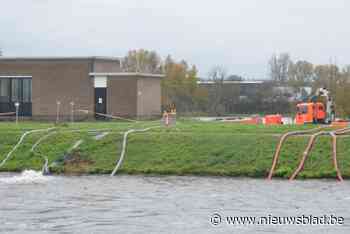 Brandweer zet extra pompen in om water uit spaarbekken in Schelde te krijgen