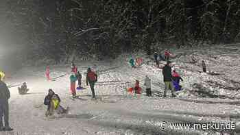 Auf die Schlitten, fertig, los: Feuerwehren ermöglichen nächtliches Schnee-Treiben in Au und Nandlstadt