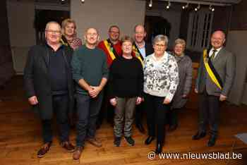 Stad zet gepensioneerde ambtenaren in de bloemetjes