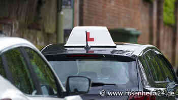 Fahrschüler rasselt fast 60 Mal durch Führerscheinprüfung – und wird dann gelobt