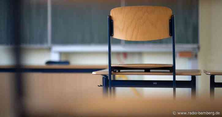 Schulen in zahlreichen Landkreisen in Bayern am Dienstag zu