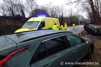 Auto slaat over de kop na botsing in Peer: geen gewonden