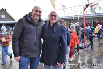 Directeur scholengemeenschap krijgt feestelijk afscheid van 1.500 leerlingen in zeven scholen: “En nu naar Compostella”