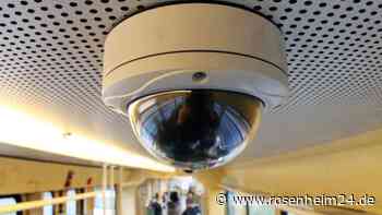 Brutalo-Schwarzfahrer uriniert auf Schaffnerin, fordert Oralsex und „Heil Hitler“-Rufe